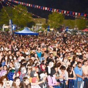 Harran Üniversitesi'ndeki konserde sosyal mesafe unutuldu