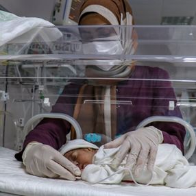 Van'da kovid-19'dan ölen 6 aylık hamile annenin bebeğiyle sağlık çalışanları ilgileniyor