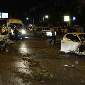 Antalya'da karşı şeride geçen otomobil 2 araca çarptı: 4 yaralı