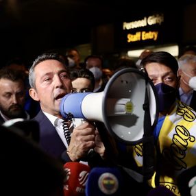 Fenerbahçe kafilesini, taraftar havalimanında karşıladı
