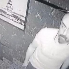 Bağcılar'da binaya giremeyen hırsız, güvenlik kamerasını çaldı