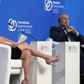 Rusya'da gündem bacaklarını Putin'e uzatan ABD'li sunucu