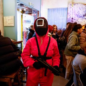 Endonezya'da bir kafe konseptini Squid Game çevirdi