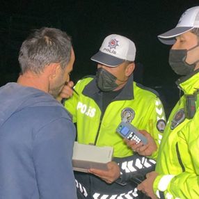 Aksaray'da alkollü sürücü kendi alkol testini yaptı: Alkollüyüm o zaman