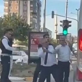 Otobüs şoförü, yol verme tartışmasında minibüsün önünü kesip sopayla saldırdı