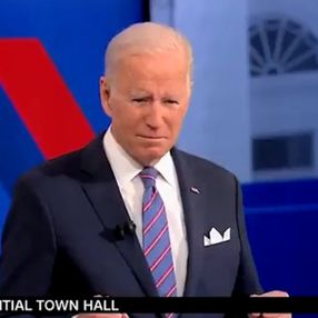 Joe Biden'ın canlı yayında yaptığı tuhaf hareketler dikkat çekti