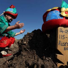 Bursa'da 15 yıllık Karagöz'ünü kaybeden Hacivat, meddahlığa ara verdi