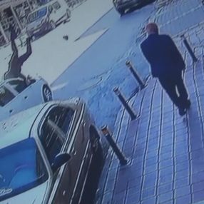 Esenyurt’ta yolun karşısına geçecekti, metrelerce havaya savruldu