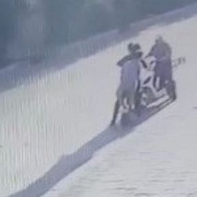 Antalya'da motosiklet ve scooter sürücüsü, birbirlerini gördükleri halde çarpıştı