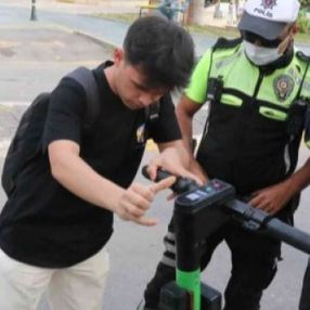 Antalya'da scooter ile kaldırım ve tramvay yoluna çıkan 4 gence ceza