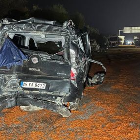Balıkesir'de yola dökülen salçalar nedeniyle 18 araç birbirine girdi