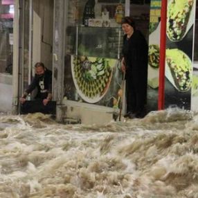 Sivas'ta caddede patlayan su borusu nedeniyle dükkanları su bastı