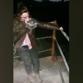 Birleşik Krallık'ta iki genç kız babalarının küllerini yedi