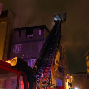 Zeytinburnu'nda 4 katlı binada çıkan yangında 3 kişi aşağı atladı