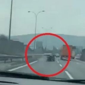 Kocaeli TEM'de alkollü sürücü bariyerlere çarptı