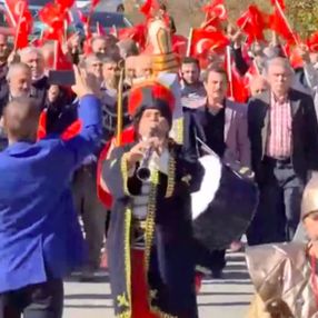 Karabük'te yolları asfaltlanan köylülerden mehterli kutlama