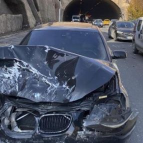 Ankara'da tünel çıkışında otomobilin üzerine beton parçası düştü