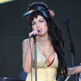 Amy Winehouse'un elbise ve çantasına rekor fiyat