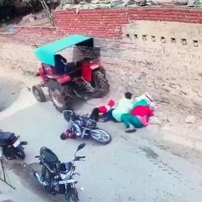 Hindistan'da traktör 4 kişilik aileyi ezdi