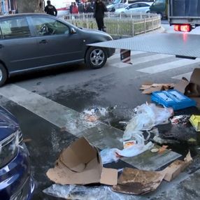 Alibeyköy'de tırdan indirilen koliler 3 kişiyi yaraladı