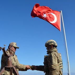 Hatice Nine, Rize'den Şırnak’a 55 çift çorap gönderdi