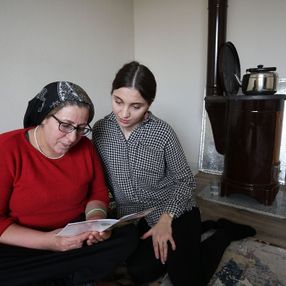Muş'ta kapı kapı gezen Hazal öğretmen, köyde kadınlara okuma yazma öğretiyor