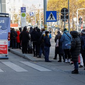 Yasakların başladığı Almanya ve Avusturya'da aşı kuyrukları