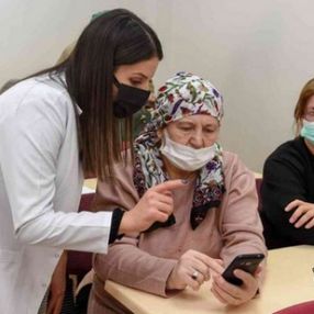Ankara'da yaşlılara akıllı telefon kursu