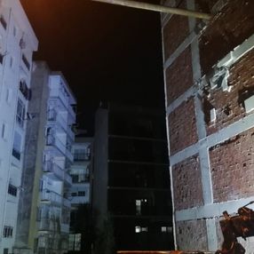 İzmir'de bir binada kayma oluştu