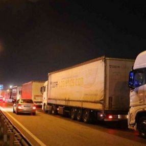 Kapıkule’de 11 kilometrelik tır kuyruğunda 3 gündür bekliyorlar