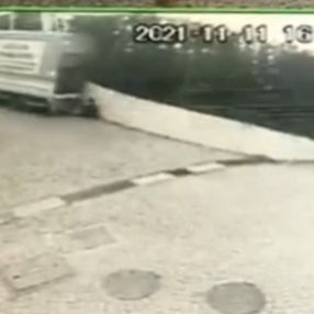 Sarıyer’de kamyonetin altına sürüklenen sürücü kamerada