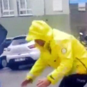 İzmir'de polis, fırtınada yürüyemeyen öğrenciyi kucağında taşıdı