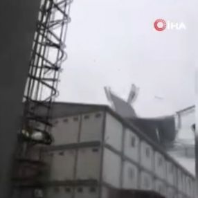 Küçükçekmece'de fırtınadan kaçan işçilerin sığındığı binanın çatısı uçtu