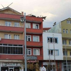 Sinop’ta fırtınada kopan çatı, öğrencilerin kaldığı binaya çarptı