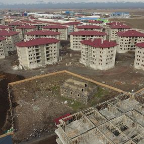 Erzurum’daki Surp Minas Kilisesi, binaların ortasında kaldı