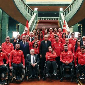 Cumhurbaşkanı Erdoğan, paralimpik oyunlarda madalya kazanan sporcularla buluştu