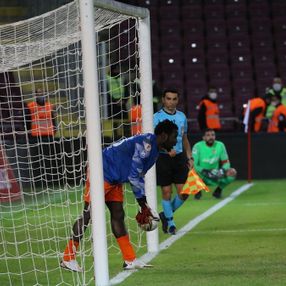 Hatayspor - Eyüpspor maçında kaleye geçen Diouf'tan penaltı golü