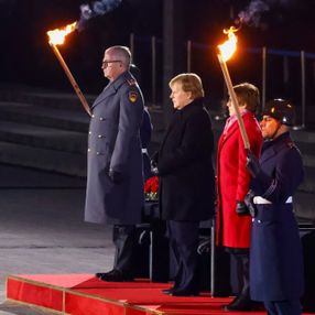Angela Merkel'e askeri tören ile veda edildi