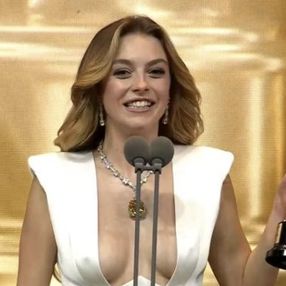 Melis Sezen'in Altın Kelebek Ödül Töreni'ndeki heyecanlı halleri dikkat çekti