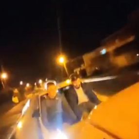 Antalya'da otomobilin kaputuna oturup, ayakları ile öndeki aracı iteklediler