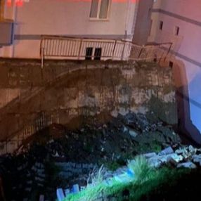 İzmir'de istinat duvarı çöktü: 88 daire boşaltıldı