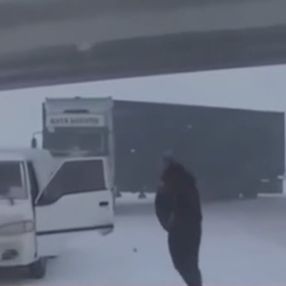 Kar yağışı haberi sunan TRT muhabiri canlı yayında kaza tehlikesi atlattı
