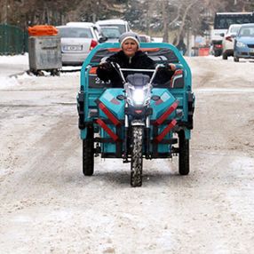 Murat Kurum'dan hurda topladığı motosikleti çalınınca ağlayan kadına hediye