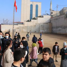 Şanlıurfa'daki okulun bahçesi yenilendi, çehresi değişti
