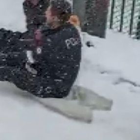 Kocaeli'de polisler, çocuklarla sokakta poşetle kaydı