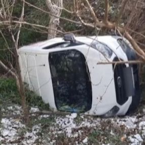 Sarıyer'de yol yardım aracı, kayganlaşan yolda kaza yaptı