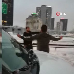 İstanbul'da trafikte kalan sürücüler müzik açıp oynadı