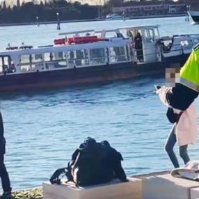 Venedik’te çıplak turist alarmı