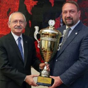 Kemal Kılıçdaroğlu'na Cumhurbaşkanlığı Kupası takdim edildi