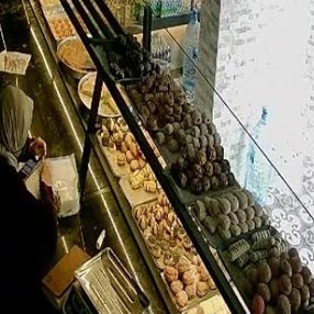 İstanbul'da el frenini çekilmeyen kamyonet fırına daldı